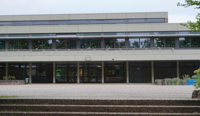 Die Otto-Riehm-Schule taucht sowohl bei den Investitionen als auch beim Unterhaltungsaufwand im Ispringer Haushaltsplan auf. Investiv sind 35.000 Euro für Dachsanierung und Pausenhofneubau vorgesehen, im Ergebnishaushalt 69.000 Euro unteranderem für den Brandschutz.