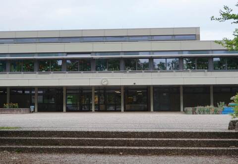 Die Otto-Riehm-Schule taucht sowohl bei den Investitionen als auch beim Unterhaltungsaufwand im Ispringer Haushaltsplan auf. Investiv sind 35.000 Euro für Dachsanierung und Pausenhofneubau vorgesehen, im Ergebnishaushalt 69.000 Euro unteranderem für den Brandschutz.