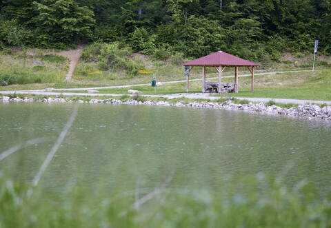 Die Überdachung am Paulinensee in Mönsheim steht im Überschwemmungsgebiet und muss deswegen wohl wieder abgebaut werden.