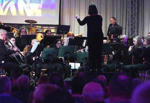 Weil die Bühne in der Dürrner Gemeindehalle für die mehr als 50 Musiker nicht ausreicht, hat man für das Gemeinschaftskonzert davor vier Meter breit angebaut. Seit zwei Jahren hat sich die Zusammenarbeit zwischen den Vereinen verstärkt.