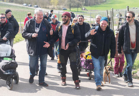 Rafael (Mitte) und seine Kumpels wandern über den Diefenbacher König, während die namensgebenden Mandelblüten sich beim Diefenbacher Mandelbütenfest bereits rar gemacht haben.