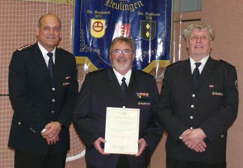 Kommandant Stefan Meeh (von links) mit dem neuen Ehrenkommandanten der Freiwilligen Feuerwehr Neulingen, Henry Beyer, der seit mehr als 50 Jahren bei der Wehr ist. Daneben dessen vor einem Jahr zum Ehrenkommandanten ernannterVorgänger Matthias Leypold.