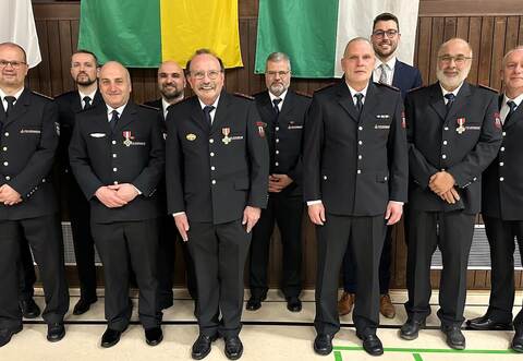 Geehrt und befördert: Thomas Schmollinger (stellvertretender Vorsitzender Kreisfeuerwehrverband, von links), Carsten Sorg (Kreisbrandmeister), Jonathan Eisemann, Martin Lutz, Jens Allion, Gerhard Fauth, Berthold Dittrich, Marc Powell, Bürgermeister Fabian Bader, Karl-Heinz Ochner und Manfred Wankmüller (Gesamtkommandant).