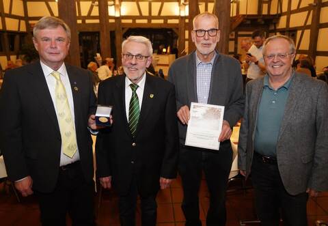 LOGL-Präsident Jürgen Metzger gratuliert Kassier Holger Reeb und Vorsitzendem Erich Vinnay ebenso wie Bürgermeister Werner Henle (von links).