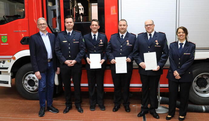 Die Mitglieder der Feuerwehr Heimsheim werden für ihren Einsatz geehrt: Bürgermeister Jürgen Troll (v.l.), Kommandant Kevin Rössle, Michael Bandtel, Stefan Lux, Thomas Strelow und die stellvertretende Kommandantin Jasmin Skupin.