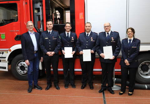 Die Mitglieder der Feuerwehr Heimsheim werden für ihren Einsatz geehrt: Bürgermeister Jürgen Troll (v.l.), Kommandant Kevin Rössle, Michael Bandtel, Stefan Lux, Thomas Strelow und die stellvertretende Kommandantin Jasmin Skupin.