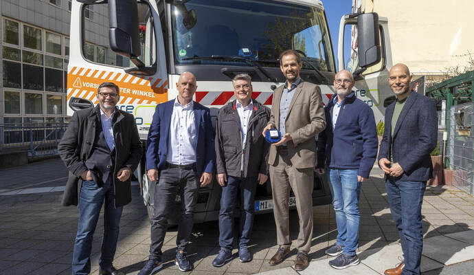 Schon im April 2023 gaben Landrat Bastian Rosenau, Abfallwirtschaftsamtsleiter Alexander Pfeiffer und Wirtschaftsförderer Jochen Enke (ab 4. von links) den Startschuss fürs Sammeln von Mobilfunkdaten im Enzkreis mit Hilfe der Müllabfuhr. Mit dabei damals Anton Steckl und Daniel Berens vom Entsorgungsunternehmen PreZero und Frédéric Dildei vom Messtechnikanbieter STF (von links). Die Daten liegen längst vor, aber die Auswertung braucht noch eine Menge Zeit.