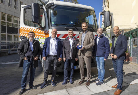 Schon im April 2023 gaben Landrat Bastian Rosenau, Abfallwirtschaftsamtsleiter Alexander Pfeiffer und Wirtschaftsförderer Jochen Enke (ab 4. von links) den Startschuss fürs Sammeln von Mobilfunkdaten im Enzkreis mit Hilfe der Müllabfuhr. Mit dabei damals Anton Steckl und Daniel Berens vom Entsorgungsunternehmen PreZero und Frédéric Dildei vom Messtechnikanbieter STF (von links). Die Daten liegen längst vor, aber die Auswertung braucht noch eine Menge Zeit.