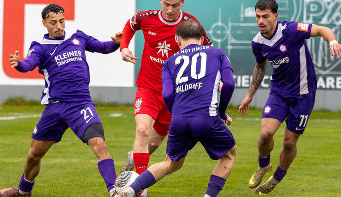Kontrolle ausüben: Das wollen die FC Nöttingen-Akteure (von links) Khery Hamka, Felix Waldfraff und Tasos Leonidis heuteim Heimspiel gegen Villingen. Ralf Becker