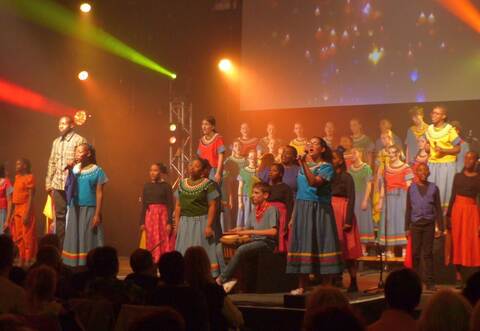 Mosaic-Kinder und der Tygerberg Children’s Choir erzählen in einem berührenden Musical die Geschichte einer südafrikanischen Waise.