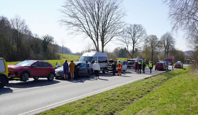 Massen-Crash mit Verletzten auf Bundesstraße