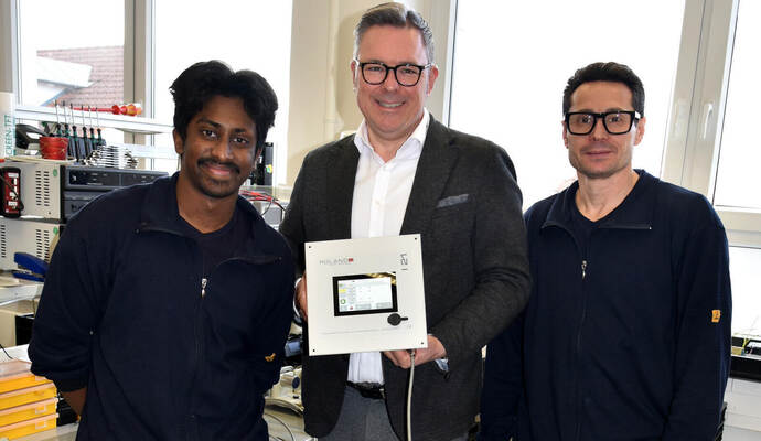 Marcus Bartle (geschäftsführender Gesellschafter) – mit dem Auszubildenden Laxsegan Tharmaseelan (links) und dem Produktverantwortlichen Dionis Wasserreich – sowie dem komplett neu entwickelten Doppelblech-Kontrollsystem.Uwe Andree