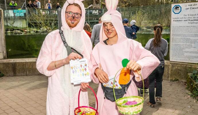 Junior Ranger verteilen die Rätselzettel¨– so wie hier im Jahr 2023 Linus Stolp (links) und Oskar Weiser.  Anna eickhoff