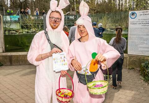 Junior Ranger verteilen die Rätselzettel¨– so wie hier im Jahr 2023 Linus Stolp (links) und Oskar Weiser.  Anna eickhoff