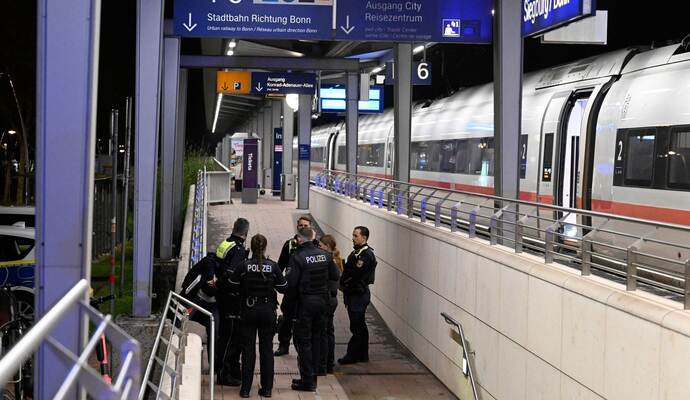 Mann droht mit Anschlag in ICE