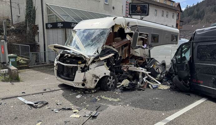 Schwerer Verkehrsunfall zwischen Wohnmobil und Camper