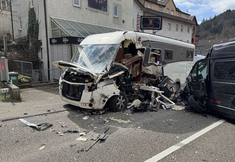 Schwerer Verkehrsunfall zwischen Wohnmobil und Camper