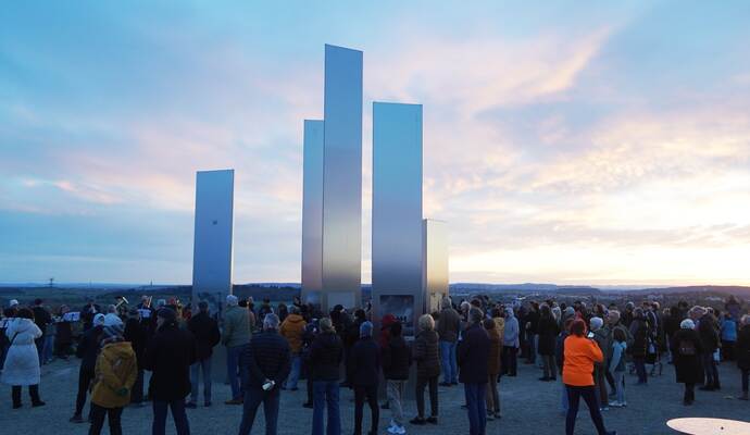 Zahlreiche Menschen sind am frühen Morgen des Ostersonntags auf den Gipfel des Pforzheimer Wallbergs gekommen, um die Auferstehungsfeier zu erleben.
