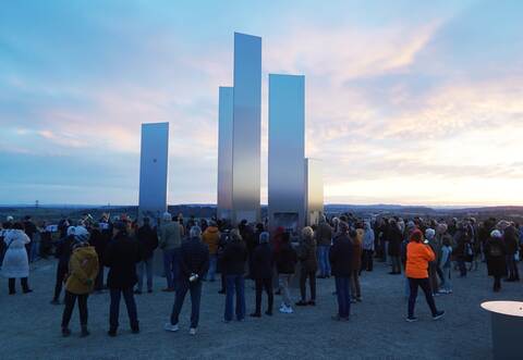 Zahlreiche Menschen sind am frühen Morgen des Ostersonntags auf den Gipfel des Pforzheimer Wallbergs gekommen, um die Auferstehungsfeier zu erleben.