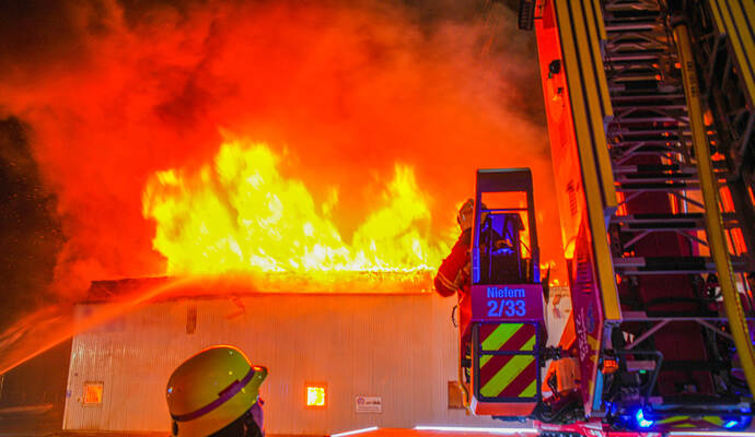 Lichterloh gebrannt hat in der Nacht auf Montag eine Lagerhalle im Mühlacker Stadtteil Lomersheim. Ein kräftezehrender Einsatz für die Feuerwehr.
