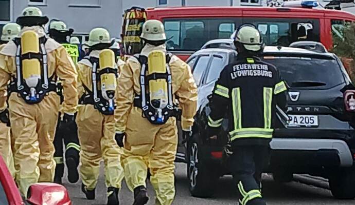 Einsatzkräfte mit speziellen Schutzanzügen sind am Sonntag in Vaihingen an der Enz im Einsatz.