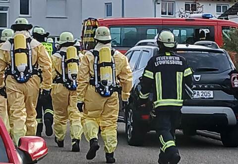 Einsatzkräfte mit speziellen Schutzanzügen sind am Sonntag in Vaihingen an der Enz im Einsatz.
