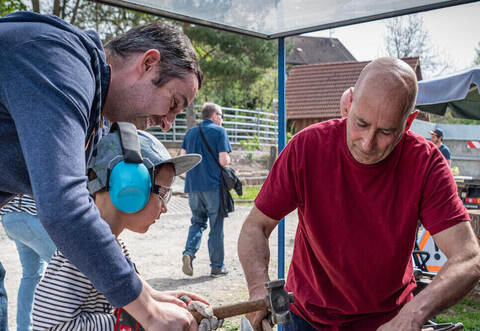 Schmieden als Liveerlebnis ist eine Attraktion der Veranstaltung in derObernhäuser Straße 23 bei Pfeiffer Schmiede-Metallbau.