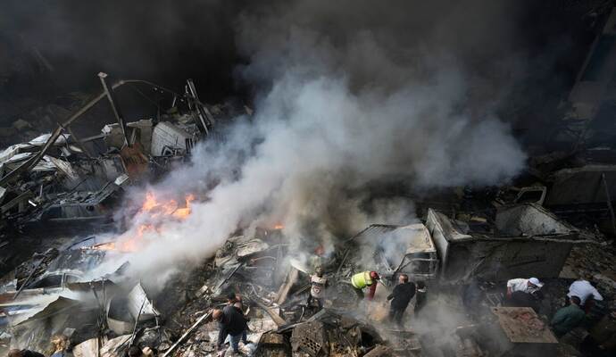 Beirut: Ersthelfer durchsuchen nach einem israelischen Luftangriff auf ein Wohnhaus in Beirut die Trümmer.