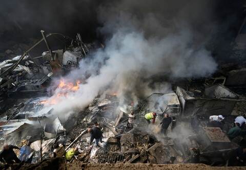 Beirut: Ersthelfer durchsuchen nach einem israelischen Luftangriff auf ein Wohnhaus in Beirut die Trümmer.