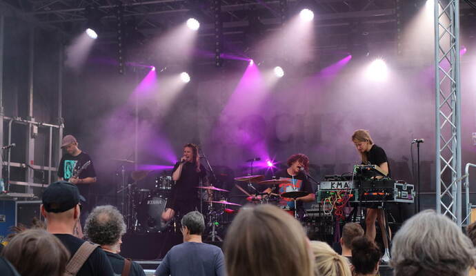 Gitarren, Licht, Publikum: Szenen wie diese wird es 2026 nicht geben – das Enzland-Festival muss dieses Jahr wegen finanzieller und organisatorischer Probleme pausieren.