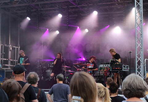 Gitarren, Licht, Publikum: Szenen wie diese wird es 2026 nicht geben – das Enzland-Festival muss dieses Jahr wegen finanzieller und organisatorischer Probleme pausieren.