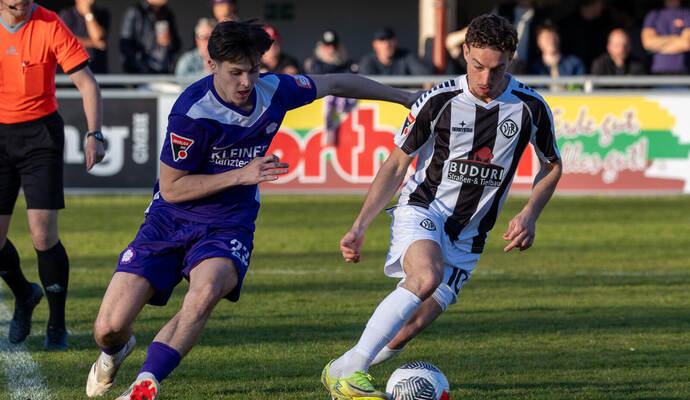 Der FC Nöttingen (links David Zenner, im Duell mit dem Ex-Pforzheimer Yunus Emre Kahriman) kassierte gegen den VfR Aalen seine erste Niederlage in der Oberliga nach der Winterpause.