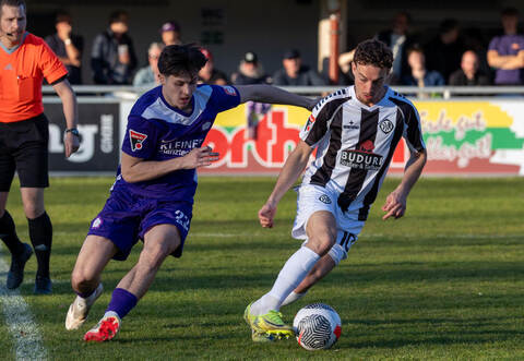 Der FC Nöttingen (links David Zenner, im Duell mit dem Ex-Pforzheimer Yunus Emre Kahriman) kassierte gegen den VfR Aalen seine erste Niederlage in der Oberliga nach der Winterpause.