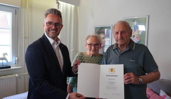 Oberbürgermeister Peter Boch übergibt dem Paar die Glückwünsche.