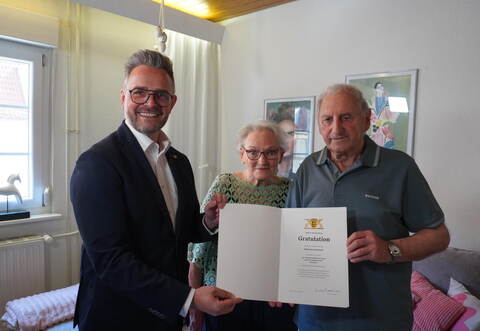 Oberbürgermeister Peter Boch übergibt dem Paar die Glückwünsche.