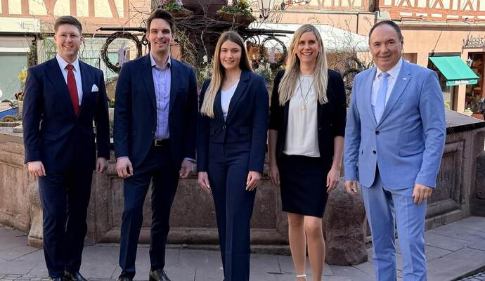 Erfreut über die Gründung der Energiegesellschaft: Christian Flack, Leiter Beteiligungsmanagement ENCW, Michael Schimpf, Geschäftsführer Energie Neuhausen seitens der ENCW, Larissa Schlecht, Geschäftsführerin Energie Neuhausen auf kommunaler Seite, Sabine Wagner, Bürgermeisterin der Gemeinde Neuhausen, Horst Graef, Geschäftsführer der ENCW Gruppe (von links). ENCW