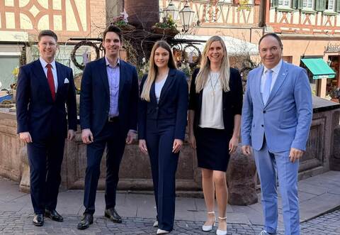 Erfreut über die Gründung der Energiegesellschaft: Christian Flack, Leiter Beteiligungsmanagement ENCW, Michael Schimpf, Geschäftsführer Energie Neuhausen seitens der ENCW, Larissa Schlecht, Geschäftsführerin Energie Neuhausen auf kommunaler Seite, Sabine Wagner, Bürgermeisterin der Gemeinde Neuhausen, Horst Graef, Geschäftsführer der ENCW Gruppe (von links). ENCW