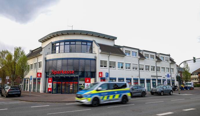 Großeinsatz an Bankfiliale: Mann festgenommen