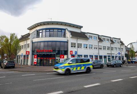 Großeinsatz an Bankfiliale: Mann festgenommen