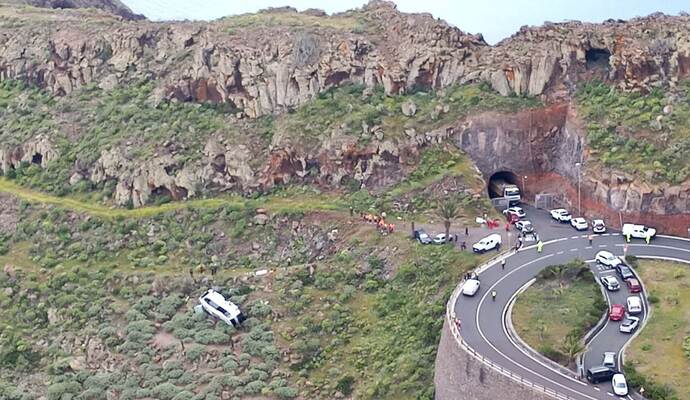 Bus stürzt auf Kanareninsel Böschung hinab