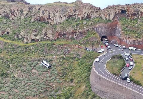 Bus stürzt auf Kanareninsel Böschung hinab