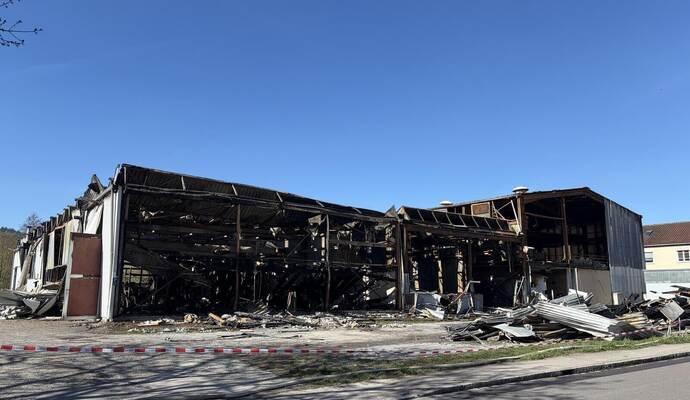 Die Lagerhalle ist nach dem Brand völlig zerstört.