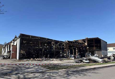 Die Lagerhalle ist nach dem Brand völlig zerstört.