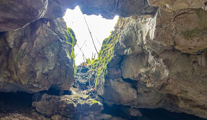Achtjährige stürzt beim Wandern in Höhle