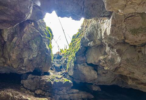 Achtjährige stürzt beim Wandern in Höhle
