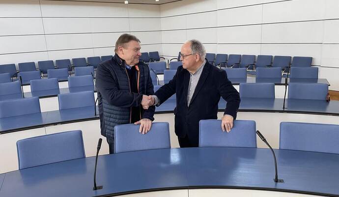 Händedruck mit Folgen: CDU-Kreistagsfraktionschef Günter Bächle (rechts) begrüßt den früheren AfD-Kreisrat Bernd Müller in den eigenen Reihen. Von der AfD kommtKritik. Für andere Fraktionen ist dieser Schritt kein Aufreger.