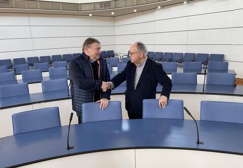 Händedruck mit Folgen: CDU-Kreistagsfraktionschef Günter Bächle (rechts) begrüßt den früheren AfD-Kreisrat Bernd Müller in den eigenen Reihen. Von der AfD kommtKritik. Für andere Fraktionen ist dieser Schritt kein Aufreger.