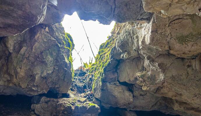 Achtjährige stürzt beim Wandern in Höhle