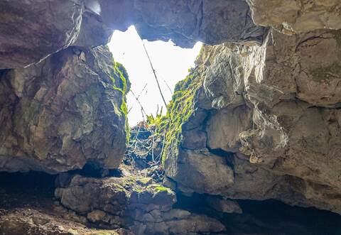 Achtjährige stürzt beim Wandern in Höhle