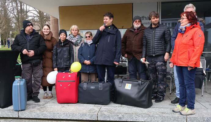 Bei der Kofferversteigerung kommen insgesamt 930 Euro zusammen.